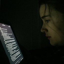 Lectores adolescentes y apasionados delante de las pantallas