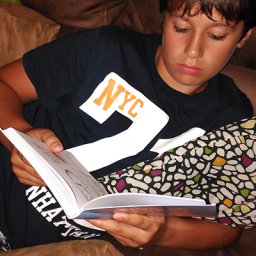 Ideas fáciles para conseguir que los niños lean más este año
