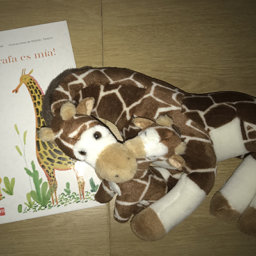 Peluches y bibliotecarios mano a mano para promover la lectura