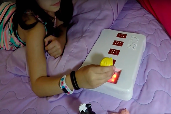 BecDot, el juguete que enseña a los niños ciegos a leer en braille