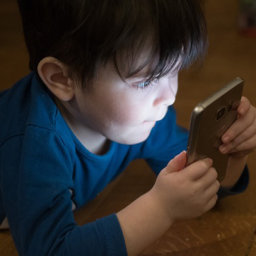 Creciendo entre pantallas: competencias digitales de los niños de 3 a 8 años