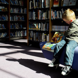 Los niños y niñas tienen que elegir lecturas para crecer como lectores