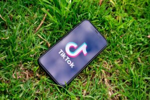 TikTok invierte en contenido educativo y de audio